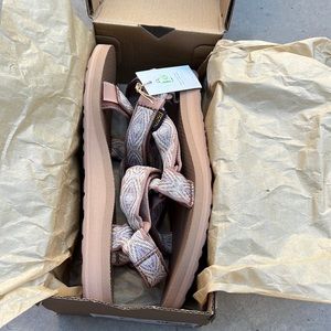 Sold out Brand new in box Teva universal size 6